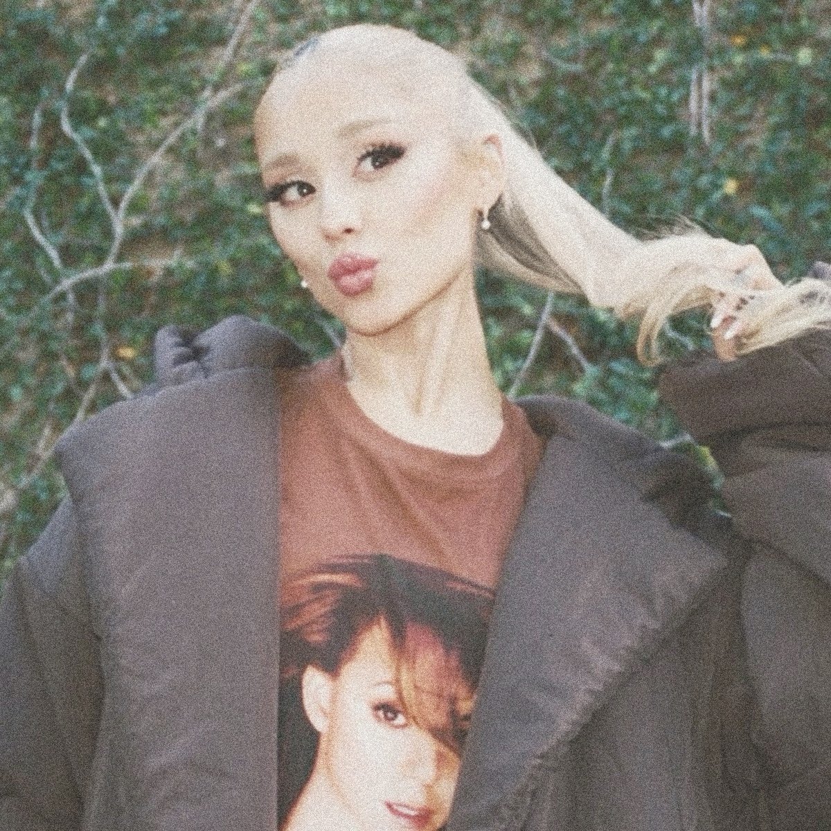 rempromos's tweet photo. hi! i created this acc so we can all promote ariana’s music together, creating fun challenges, cute trends etc. ik there are already big chart accs that do this type of things but i will focus on promoting (and when i say promoting i mean encouraging the fans to stream, buy ⬇️ https://t.co/NX5SF1F3pa