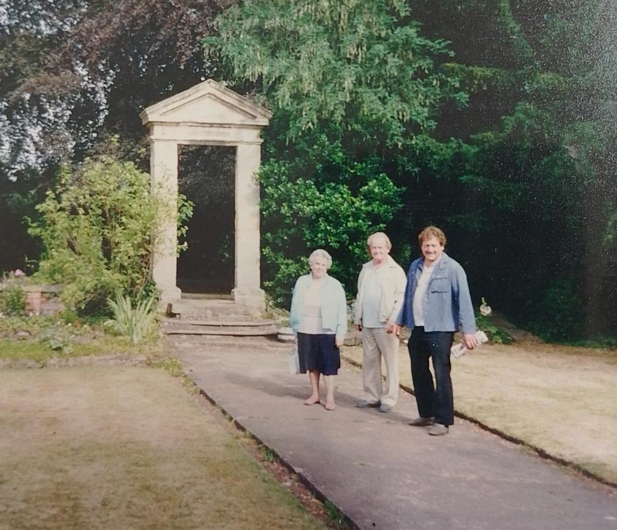 ShakesInstLib's tweet photo. On this day we remember David Gould our caretaker. Here is a picture taken in 1995 with the cleaning team in @ShakesInstitute gardens. https://t.co/vOigpyw5Dg