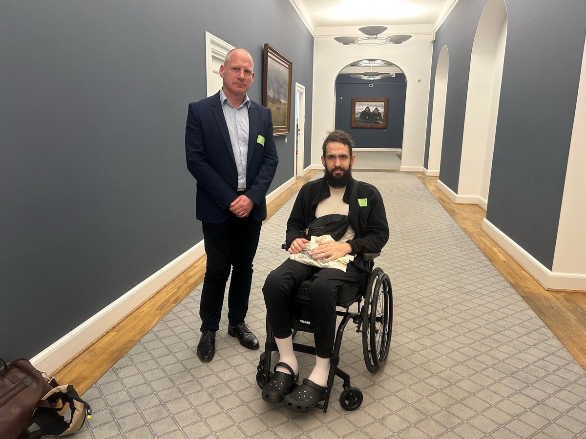 7 måneder siden blev Carl Magnus Lotz Rosenbergs liv ændret for altid. Han lå i et felt af amatørcykelryttere, da en 24-årig mand kørte frontalt ind i ham på et ulovligt elkøretøj; en modificeret ’fatbike’.  I dag sidder Carl Magnus i kørestol, lam fra brystet ned. #dkpol