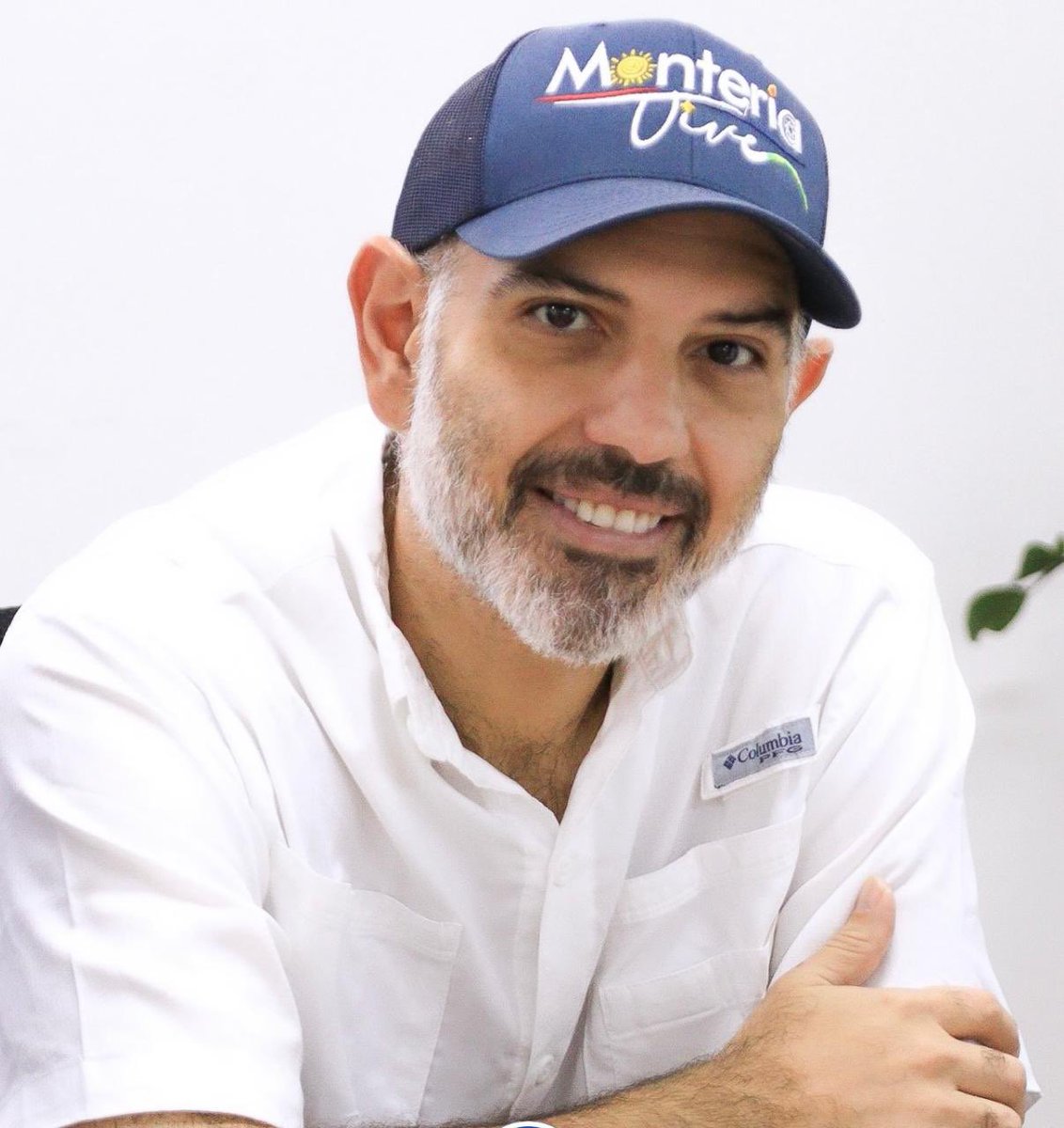 Joselberrocall2's tweet photo. *Un año de transformación: mi experiencia en la Gerencia de Ciudad de Montería*

*Por: Edgardo Miguel Espitia Cabrales.*

Hoy, 8 de abril de 2025, celebro con orgullo y gratitud el primer aniversario de la Gerencia de Ciudad de Montería, un cargo que ha sido y sigue siendo uno de los más importantes en mi vida. Cuando asumí esta responsabilidad, lo hice con la certeza de que no solo se trataba de liderar una oficina, sino de ser parte de un proyecto colectivo para transformar a Montería en una ciudad más viva, más humana y más próspera.

Hoy, un año después, puedo decir que este viaje ha superado todas mis expectativas.
Desde el primer día, me propuse que la Gerencia de Ciudad no fuera un escritorio más en el organigrama municipal, sino un motor de cambio. Este cargo me permitió trabajar junto a un equipo comprometido y una ciudadanía que, con su energía y amor por esta tierra, me inspira cada día.

Juntos trabajamos para fortalecer la marca Montería Vive, un sello que hoy resuena no solo en Colombia, sino más allá de nuestras fronteras, como lo demostró el reciente Colombia Championship de CrossFit, que convirtió a nuestra ciudad en un epicentro deportivo internacional.

Este año ha estado lleno de retos y aprendizajes. Me enorgullece haber impulsado iniciativas que han mejorado la calidad de vida de los monterianos: desde la modernización de espacios públicos como el Ronda del Sinú hasta el apoyo a eventos sociales que benefician a todos, como el programa Aquí, te ayudo.

Cada paso dado ha sido un recordatorio de que mi labor no fue solo administrar, sino conectar, escuchar y construir puentes entre la administración y la gente.
Ser Gerente de Ciudad me dio la oportunidad de ver de cerca la calidez y la resiliencia de los monterianos. Este cargo es importante para mí no solo por los logros tangibles, sino por lo que representa: la confianza de una comunidad que cree en el potencial de su hogar.

Recuerdo con especial cariño las jornadas en los barrios, las conversaciones con los emprendedores y las sonrisas de los niños en los parques renovados. Esos momentos me han enseñado que liderar es, ante todo, servir.
Claro que no todo ha sido fácil. Los desafíos de una ciudad en crecimiento, como el ordenamiento territorial y la sostenibilidad, pusieron a prueba mi capacidad de innovar y adaptarme. Pero cada obstáculo fue una lección, y cada solución, un triunfo compartido.

Hoy, al mirar atrás, siento que este año ha sido un cimiento sólido para lo que viene: una Montería que siga brillando por su gente, su cultura y su espíritu emprendedor.
La Gerencia de Ciudad de Montería no es solo un título; es un compromiso personal con esta tierra que amo porque el verdadero éxito no está en los aplausos, sino en el impacto que dejamos en la vida de los demás.

Por eso, hoy no solo celebro un aniversario, sino la promesa de seguir trabajando con el mismo corazón y la misma pasión que me trajeron hasta aquí. Porque Montería vive, y yo vivo por ella.
