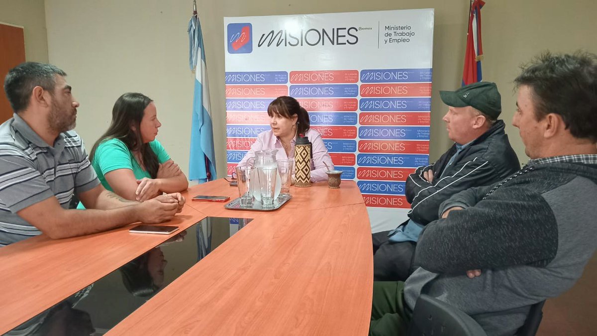 trabajomisiones's tweet photo. La ministra Silvana Giménez recibió a productores de mandioca de Jardín América y Gobernador Roca🌱 https://t.co/XunSF3ZzhI