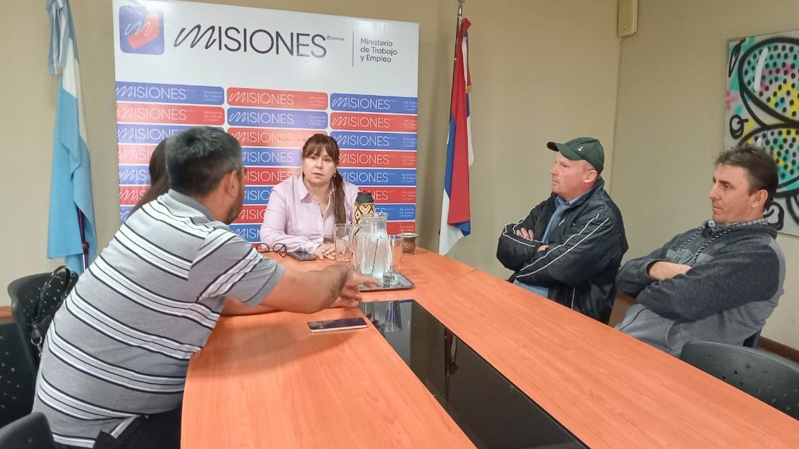trabajomisiones's tweet photo. La ministra Silvana Giménez recibió a productores de mandioca de Jardín América y Gobernador Roca🌱 https://t.co/XunSF3ZzhI