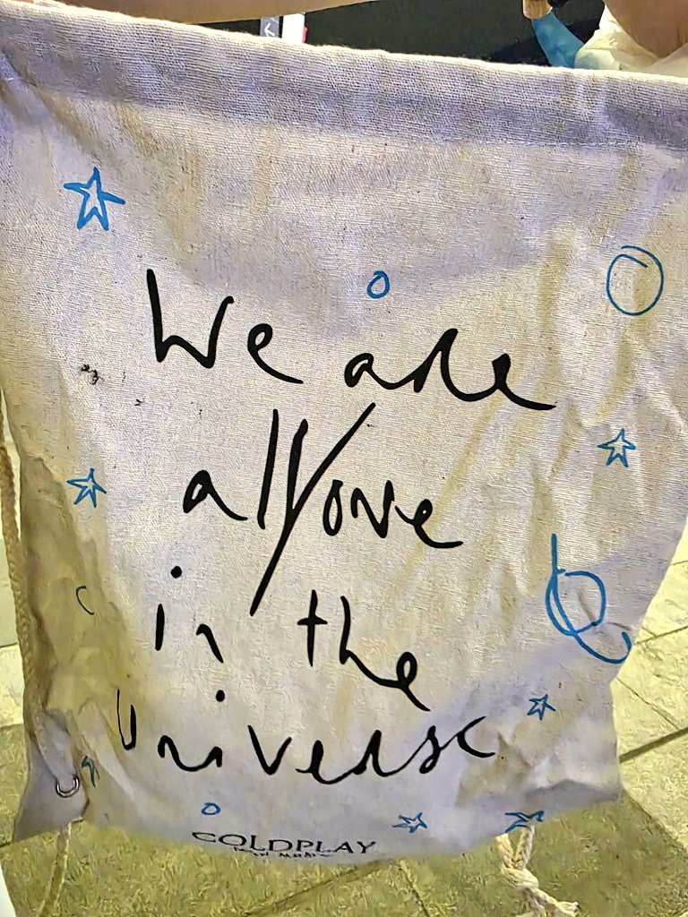 neilenore's tweet photo. THE NEW EARLY ENTRY GIFT BAG!!!! #ColdplayHongkong https://t.co/QTSgO3MO88