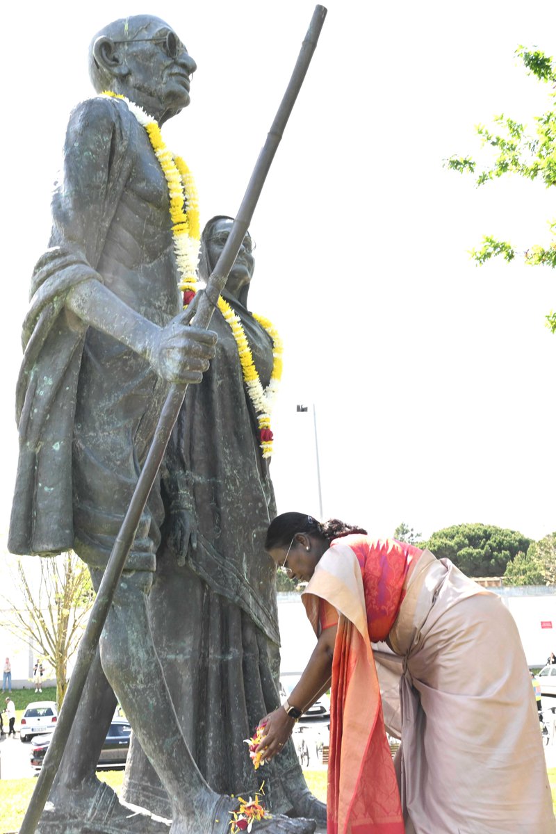 rashtrapatibhvn's tweet photo. President Droupadi Murmu paid floral tributes at the statue of Mahatma Gandhi and Kasturba Gandhi in Lisbon, Portugal. She also offered prayers at the Radha-Krishna Temple. https://t.co/L9vUnvmSpR