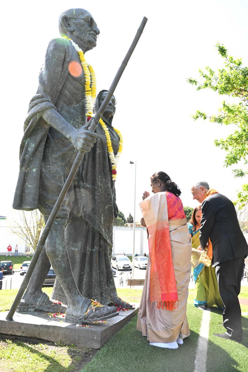 rashtrapatibhvn's tweet photo. President Droupadi Murmu paid floral tributes at the statue of Mahatma Gandhi and Kasturba Gandhi in Lisbon, Portugal. She also offered prayers at the Radha-Krishna Temple. https://t.co/L9vUnvmSpR