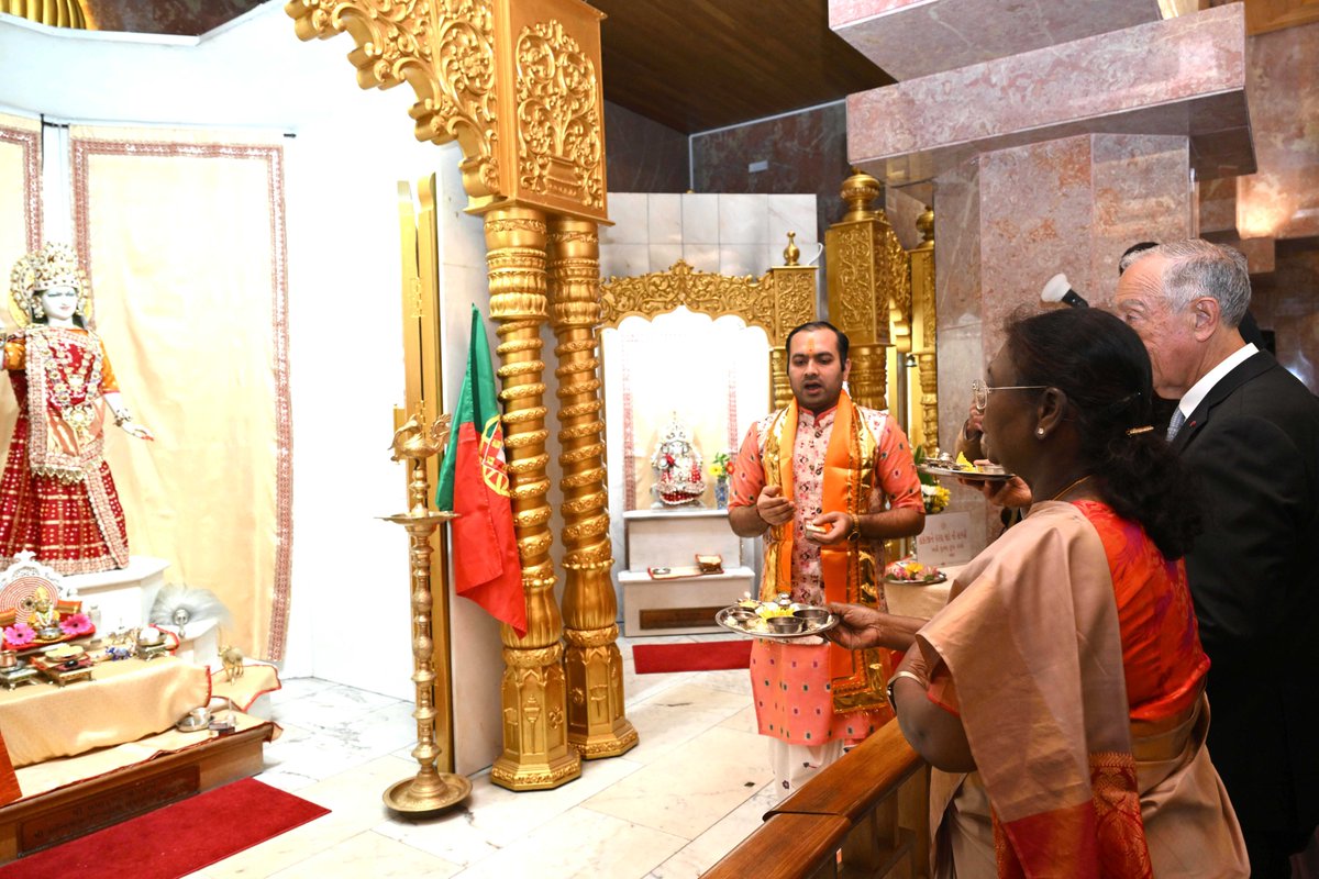 rashtrapatibhvn's tweet photo. President Droupadi Murmu paid floral tributes at the statue of Mahatma Gandhi and Kasturba Gandhi in Lisbon, Portugal. She also offered prayers at the Radha-Krishna Temple. https://t.co/L9vUnvmSpR