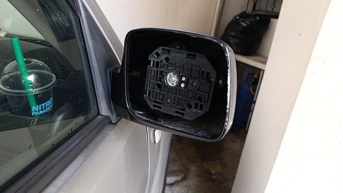 GandigiD's tweet photo. @AMT_Quito Al 1800268268 no contestan. Requiero denunciar al propietario de la placa que consta en la imagen. El conductor agredió en la NN.UU, entre Shyris y 6 de Diciembre a las 9:20am de hoy. Golpeó el espejo con un puñete, luego de gritar "que no me han dado verga" y se fugó. https://t.co/cDomC60Ijn