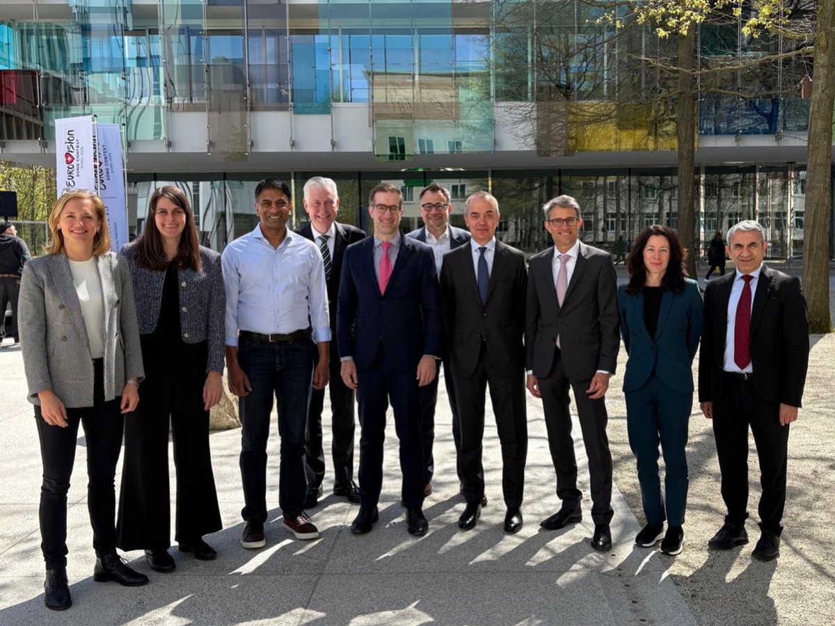 Der Regierungsrat besuchte heute den Novartis Campus in Basel und traf dort auf den neuen Verwaltungsratspräsidenten des Basler Pharmaunternehmens, Giovanni Caforio, und den CEO, Vasant Narasimhan. Danke für das interessante Gespräch - für stabile Beziehungen in bewegten Zeiten.
