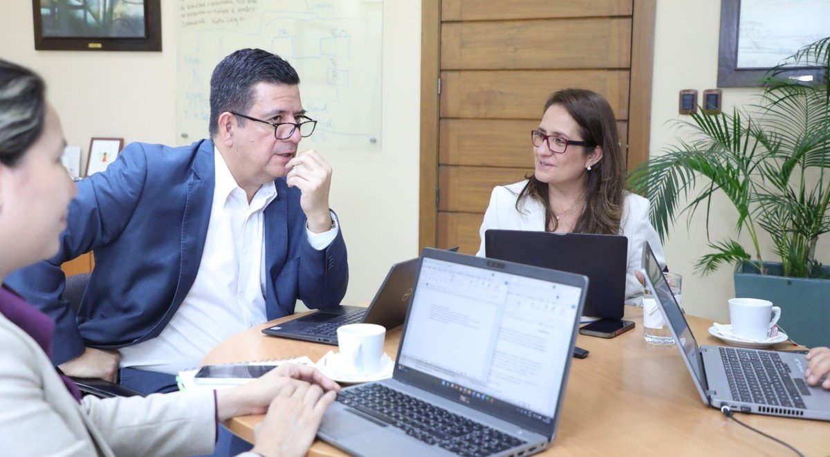 sg_sica's tweet photo. Sostuvimos sesión de trabajo para abordar temas claves en torno a los proyectos regionales en el marco de la Estrategia Regional Digital (#ERDI); de manera particular profundizar en el "Proyecto de reconocimiento de la firma electrónica para la interoperabilidad transfronteriza entre los países miembros del SICA".

El proyecto es promovido por la República de Costa Rica, en su calidad de @pptsica, el cual en conjunto con los Estados Miembros, busca diseñar e implementar una solución tecnológica regional que permita el reconocimiento de firmas electrónicas certificadas para la interoperabilidad transfronteriza en la región.

La iniciativa es parte de las acciones estratégicas identificadas por los Estados Miembros como prioritarios para la implementación de la #ERDI, las cuales están definidas en la Agenda Regional Digital del SICA 2024 ��� 2026.

#FirmaElectrónica #CentroaméricaDigital