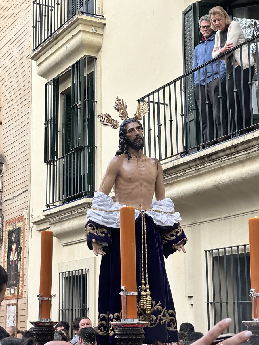 GrandeDeLeon's tweet photo. ✝️ 𝑽𝒊́𝒂 𝑪𝒓𝒖𝒄𝒊𝒔 | Nuestro Padre Jesús Despojado 
⛪️ Hermandad de Jesús Despojado 
📍 Sevilla 

📷 Álvaro Ramírez 

#ElArteEnLasManos #vestidor #tradicion
#vestimenta #arte #sevilla #andalucia https://t.co/X4fbbVRAJM