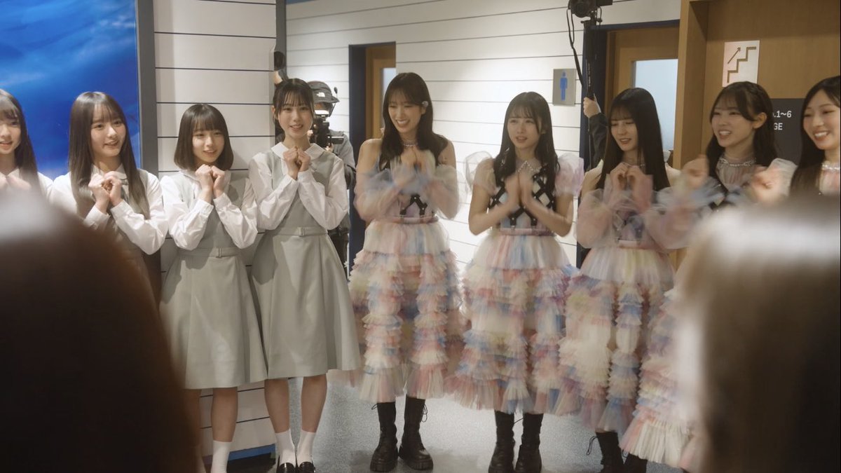 km__ssk's tweet photo. ここのシーンめっちゃ印象的で記憶に残ってるんだけど、隣の仁香ちゃんをちらっと気にしながら言葉を発していたり、円陣のあとに少し照れながら肩をさすってあげていたりして、ほんとに久美さんだなあ、素敵すぎるなあと感じて涙が止まらなかった。人柄が大好きすぎて全人類久美さんになれ(^_^)🌸 https://t.co/QAgVOQsAe7