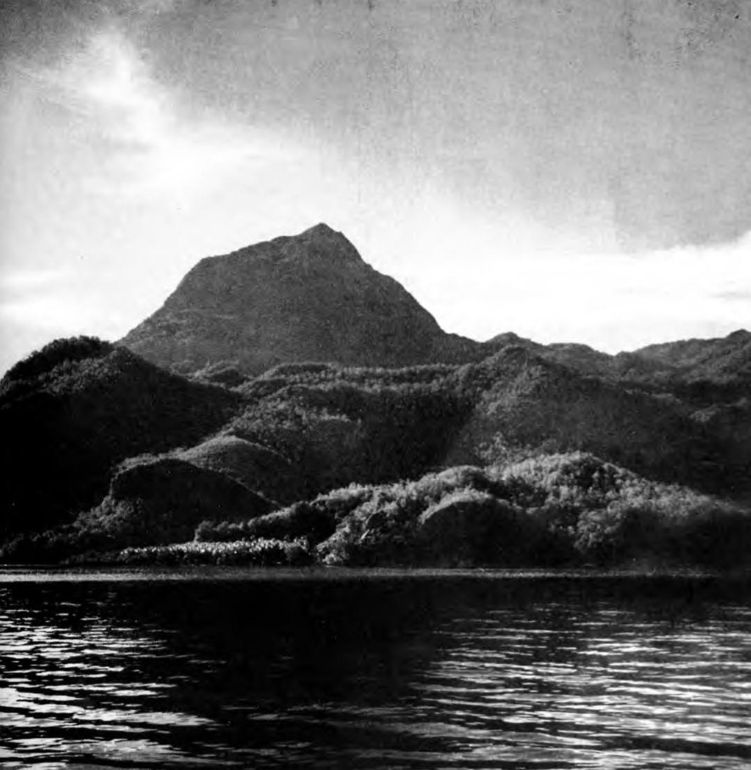 pergijauhkealam's tweet photo. Pulau Buru, Maluku. Foto dari suatu ekspedisi tahun 1940 (kiri).

Dalam memoarnya, sang pimpinan ekspedisi berkisah:

"Pemandangan ini terhampar di depan mata kami di suatu pagi di bulan Mei, ketika kami mendekati Pulau Buru."

"Tak satupun dari kami di dek kapal yang bermimpi, https://t.co/MUaHZUuFTq