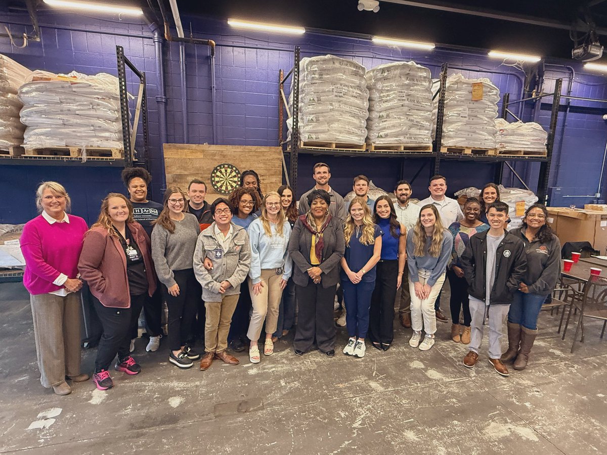 Thanks to <a href="/AlabamaPharmacy/">Alabama Pharmacy</a> CEO Louise Jones &amp; Representative Barbara Drummond for taking time to meet with our <a href="/auhcop/">Auburn Pharmacy</a> Mobile students at Drafts off Dauphin last night! We had great discussions about the barriers our profession is facing &amp; the impact of pharmacists in AL. 🐅🦅