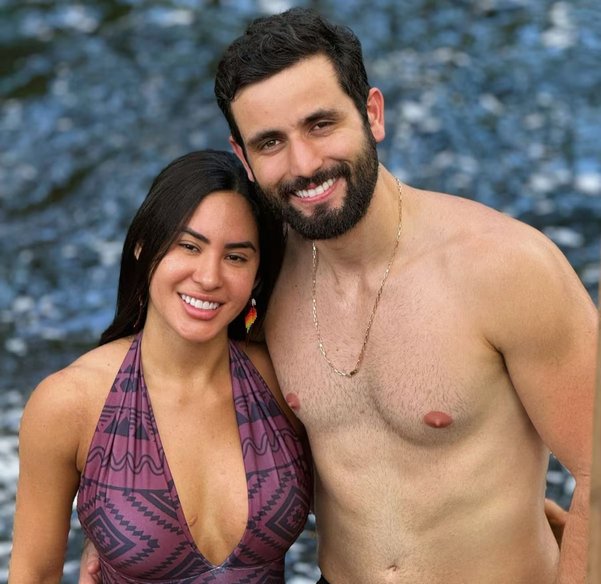 poponze's tweet photo. Mãe de Matteus revelou que o ex-BBB terminou com Isabelle Nogueira porque ela “não queria cuidar dele”:

“Ela não tinha tempo para ele, era só trabalho, trabalho. Mesmo assim, ele compreendia, apoiava e fazia de tudo por ela. Mas ela preferiu seguir com a fama e acabou deixando o Matteus para trás.”