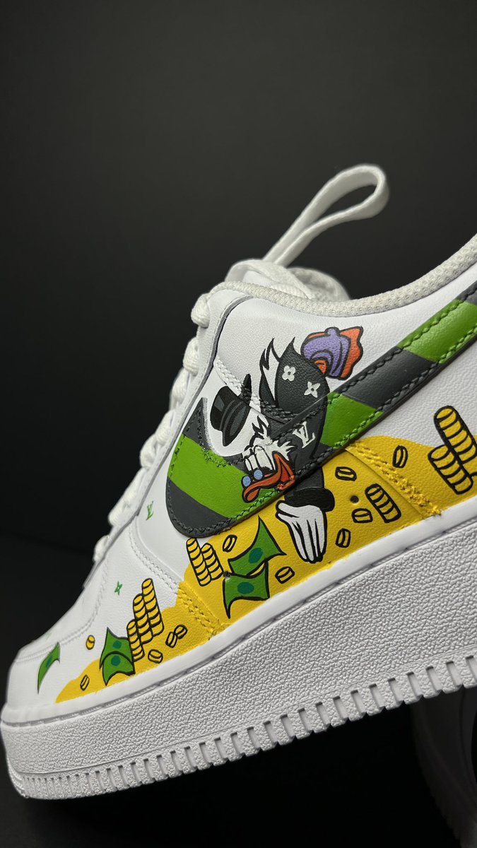 NATY_NFT's tweet photo. Custom handpainted sneakers #scroogemcduck https://t.co/ozqC1xYqWw