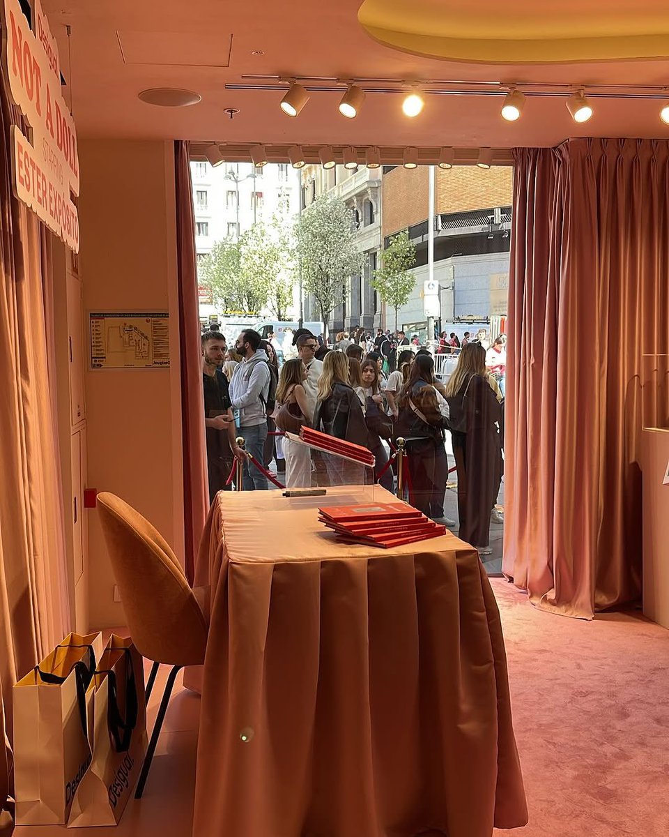 esterebrasil's tweet photo. Fotos direto do evento da Desigual com Ester Expósito para a nova coleção Primavera/Verão 2025! Ester é o grande destaque da campanha #NotADoll — autenticidade, atitude e estilo em cada detalhe!
📸: jaralivingbackstage https://t.co/LALyV04QIp