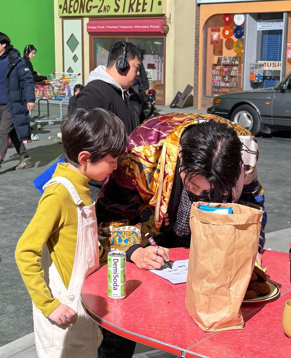 markfcore's tweet photo. mark signing an autograph for the child actor aww 🥹 https://t.co/uVuiVCpvjh