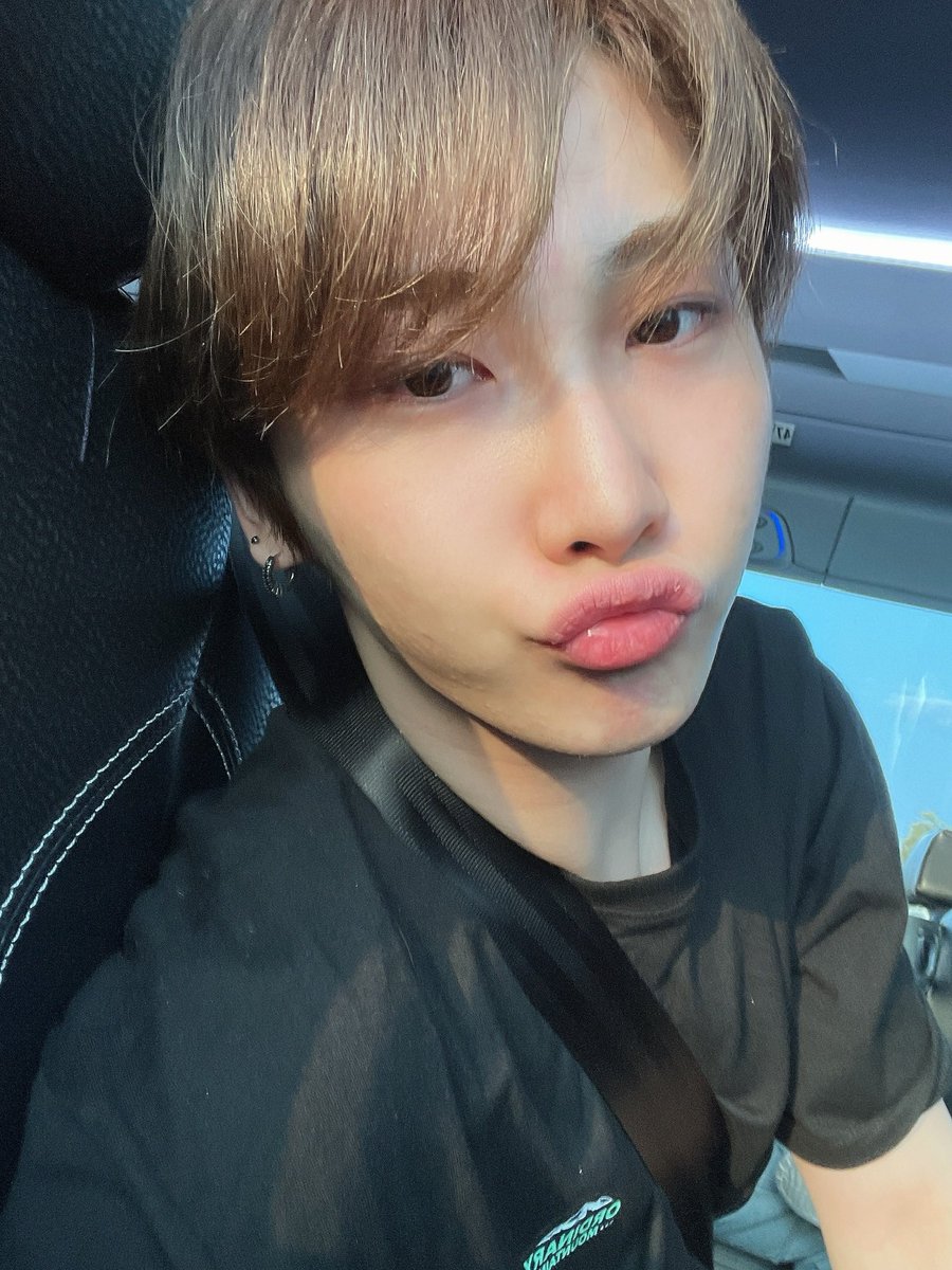 younizcore's tweet photo. [#MEISH]

- 😙

#VSD #VerrerSelcaDay
#HOYOUNG #호영
#VERIVERY #베리베리 #VRVR https://t.co/YxsT3kbni3
