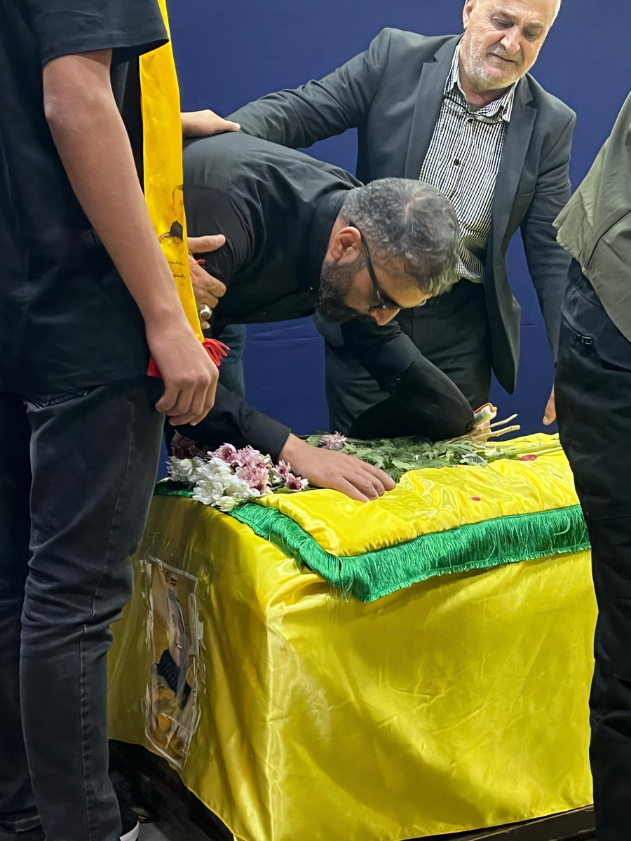 Mjawadkassim's tweet photo. واقترب من النَّعش بخطواتٍ كأنها أنفاسُ القدر، وعيناه مطفأتانِ لا من دمعٍ سُفحَ حزنًا، بل من طعنةِ غدرٍ أسكتتْ ضياءهما، وأوقدتْ فيهما شعلةً من نور البصيرة ونيران الثأر المقدس.
انحنى هامسًا فوق جثمانٍ لم يُودّعهُ، بل عاهدهُ عهدًا أن تكون الدماءُ المتوقدة حبرًا يُخطّ به تاريخ المقاومة، وأن يكون الهمسُ الهادئ زئيرًا مدويًا يُشعل قلوب الأجيال الآتية، ميراثًا من الغضب المقدَّس، وقسمًا ثوريًا ممهورًا بالأرواحِ والأجسادِ، يُلاحق الجناةَ، في الأرضِ أو تحتها، حتى تشرقَ شمسُ النصرِ المبين.
#انا_على_العهد