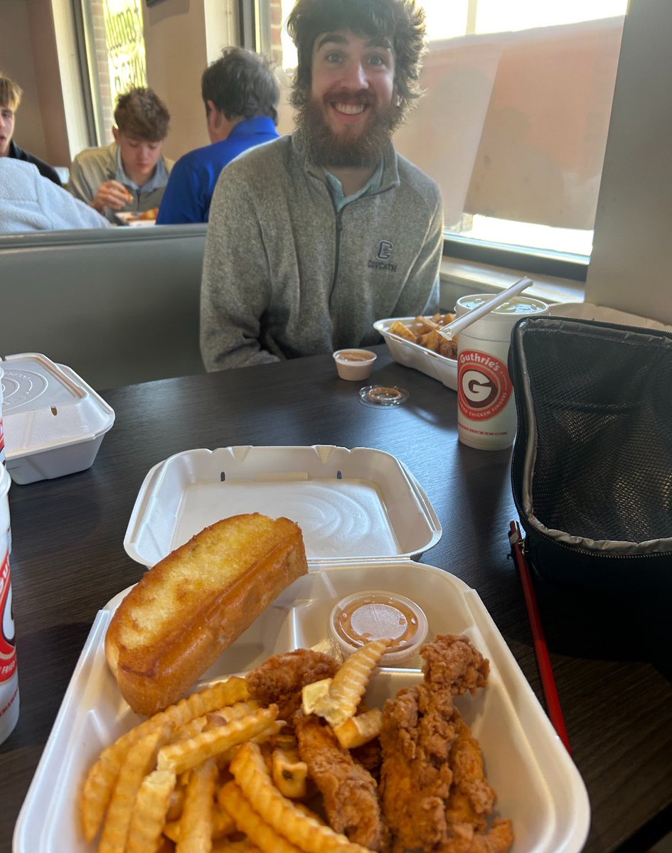 pubert298's tweet photo. just ate some incredible fried chicken with this athletic specimen. Bless up! https://t.co/6UgRPmpFEX