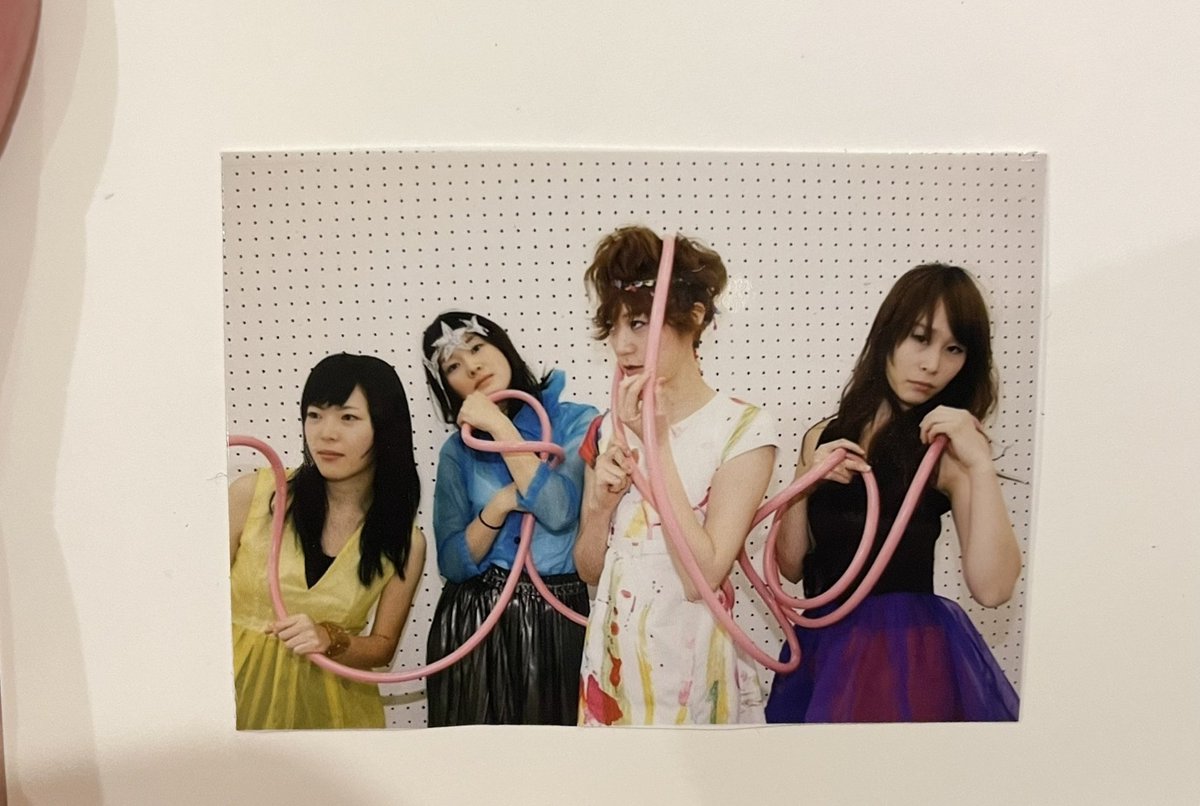 charcharcharll's tweet photo. こんな写真覚えてなかったんだけど、良い写真！

Merpeoplesのアーティスト写真を多摩美のアトリエで撮ったときのやつ📷´- https://t.co/nMuHL5MFZk