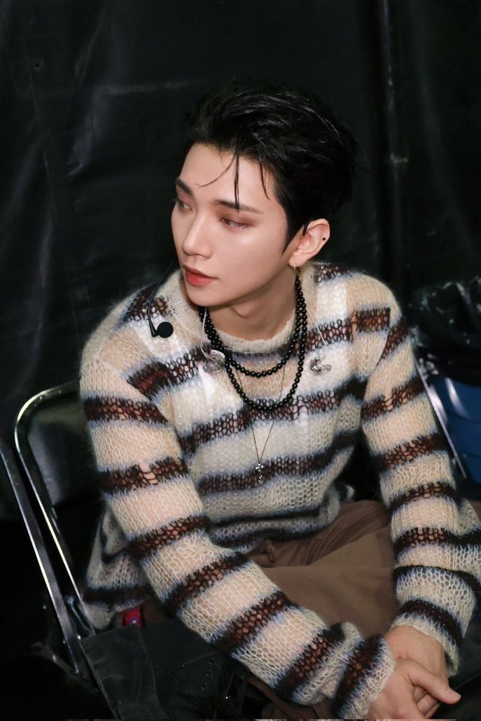 toncathshu's tweet photo. it's crazy how he's just sitting there, serving face. #조슈아 #JOSHUA https://t.co/Y0dFOQVTuP