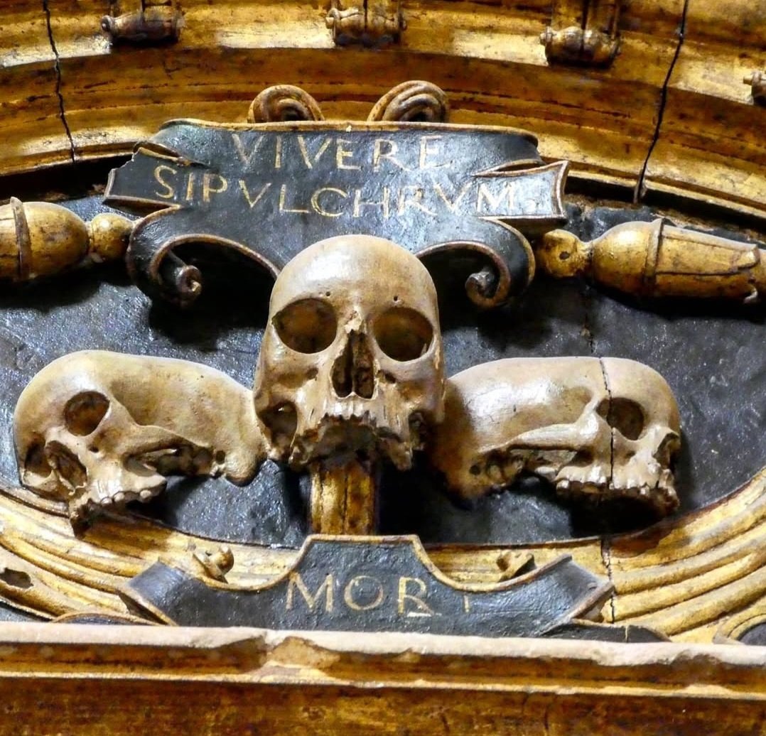 Maravilloso detalle de la ornamentación del Panteón Ducal. 
Los panteones, en la Colegiata, sufrieron a principio de siglo, una profunda transformación, por Jacobo Galí. 

Todas las dependencias se cubrieron de bóvedas de nervadura pintadas de marrón.