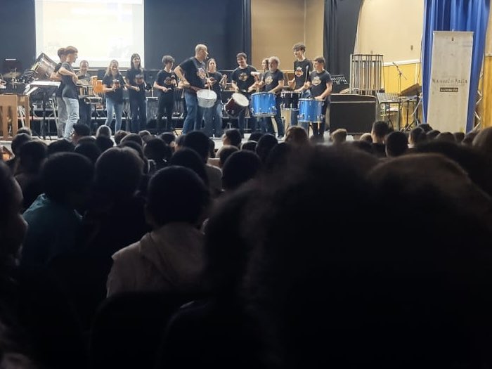 Hoy el alumnado de 6º ha disfrutado del concierto pedagógico “La Vuelta al Mundo en Percusión” en la Escuela Municipal de Música de Alcorcón.
¡Una experiencia musical y educativa inolvidable!

#EducaciónMusical #Percusión #Alcorcón #SextoDePrimaria #LaVueltaAlMundoEnPercusión