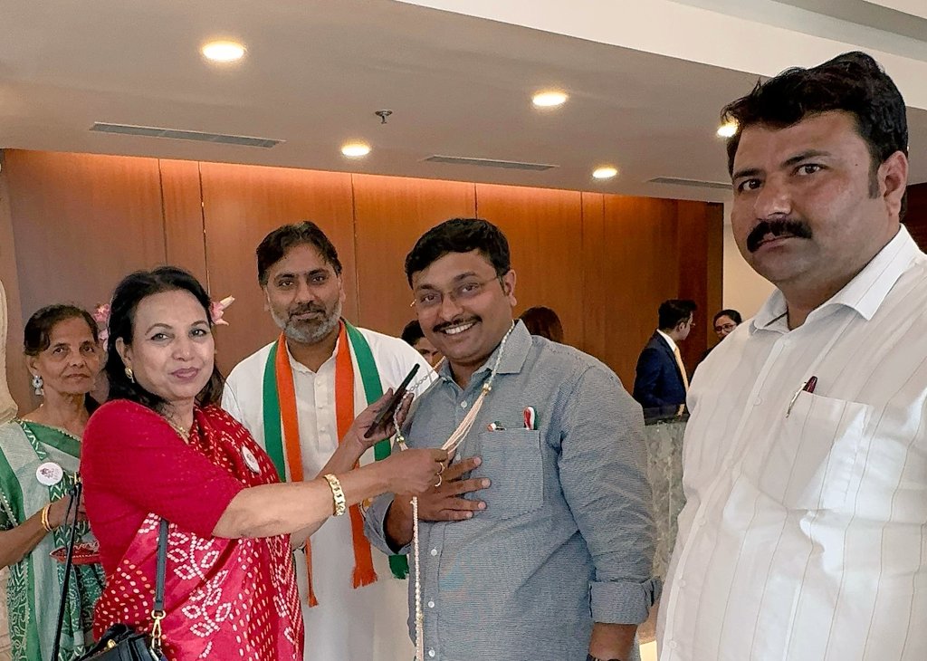 ZiaurRahmanIYC's tweet photo. #अहमदाबाद में अखिल भारतीय कांग्रेस कमेटी के राष्ट्रीय अधिवेशन में कांग्रेस के राष्ट्रीय सचिव, बड़े भाई श्री @vidit_congress जी, #UPCC महासचिव @OmveerYadavINC जी के साथ हिस्सा ले रहा हूं । #MahatmaGandhi और #SardarVallabhBhaiPatel की जन्मभूमि पर कांग्रेस के लिए लोगों का उत्साह अनुकरणीय है ।
#AICC का यह अधिवेशन निश्चित रूप से देश की दिशा और दशा तय करेगा।
@PurshottamINC @VivekUp08719978
#Ahmedabad #Bulandshahr #ZiaurRahman #Shikarpur #DCCBulandshahr