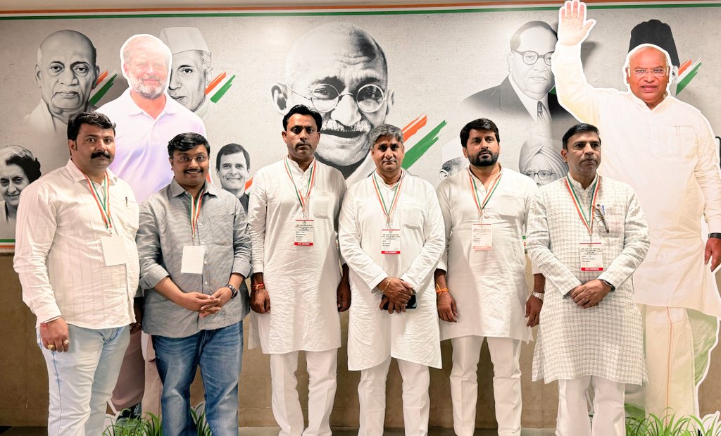 ZiaurRahmanIYC's tweet photo. #अहमदाबाद में अखिल भारतीय कांग्रेस कमेटी के राष्ट्रीय अधिवेशन में कांग्रेस के राष्ट्रीय सचिव, बड़े भाई श्री @vidit_congress जी, #UPCC महासचिव @OmveerYadavINC जी के साथ हिस्सा ले रहा हूं । #MahatmaGandhi और #SardarVallabhBhaiPatel की जन्मभूमि पर कांग्रेस के लिए लोगों का उत्साह अनुकरणीय है ।
#AICC का यह अधिवेशन निश्चित रूप से देश की दिशा और दशा तय करेगा।
@PurshottamINC @VivekUp08719978
#Ahmedabad #Bulandshahr #ZiaurRahman #Shikarpur #DCCBulandshahr