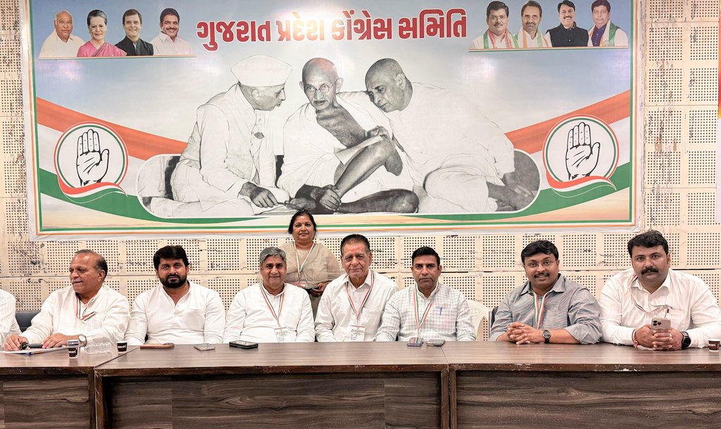 ZiaurRahmanIYC's tweet photo. #अहमदाबाद में अखिल भारतीय कांग्रेस कमेटी के राष्ट्रीय अधिवेशन में कांग्रेस के राष्ट्रीय सचिव, बड़े भाई श्री @vidit_congress जी, #UPCC महासचिव @OmveerYadavINC जी के साथ हिस्सा ले रहा हूं । #MahatmaGandhi और #SardarVallabhBhaiPatel की जन्मभूमि पर कांग्रेस के लिए लोगों का उत्साह अनुकरणीय है ।
#AICC का यह अधिवेशन निश्चित रूप से देश की दिशा और दशा तय करेगा।
@PurshottamINC @VivekUp08719978
#Ahmedabad #Bulandshahr #ZiaurRahman #Shikarpur #DCCBulandshahr