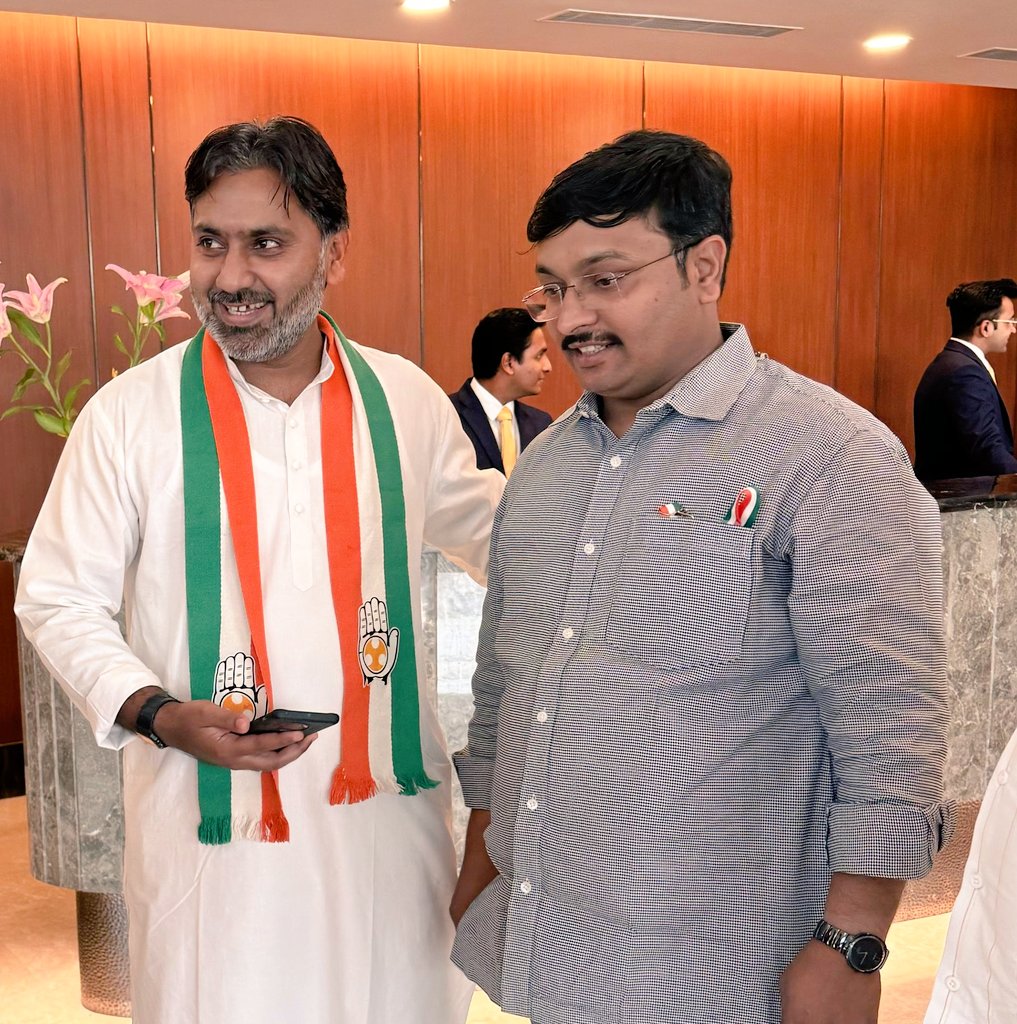 ZiaurRahmanIYC's tweet photo. #अहमदाबाद में अखिल भारतीय कांग्रेस कमेटी के राष्ट्रीय अधिवेशन में कांग्रेस के राष्ट्रीय सचिव, बड़े भाई श्री @vidit_congress जी, #UPCC महासचिव @OmveerYadavINC जी के साथ हिस्सा ले रहा हूं । #MahatmaGandhi और #SardarVallabhBhaiPatel की जन्मभूमि पर कांग्रेस के लिए लोगों का उत्साह अनुकरणीय है ।
#AICC का यह अधिवेशन निश्चित रूप से देश की दिशा और दशा तय करेगा।
@PurshottamINC @VivekUp08719978
#Ahmedabad #Bulandshahr #ZiaurRahman #Shikarpur #DCCBulandshahr