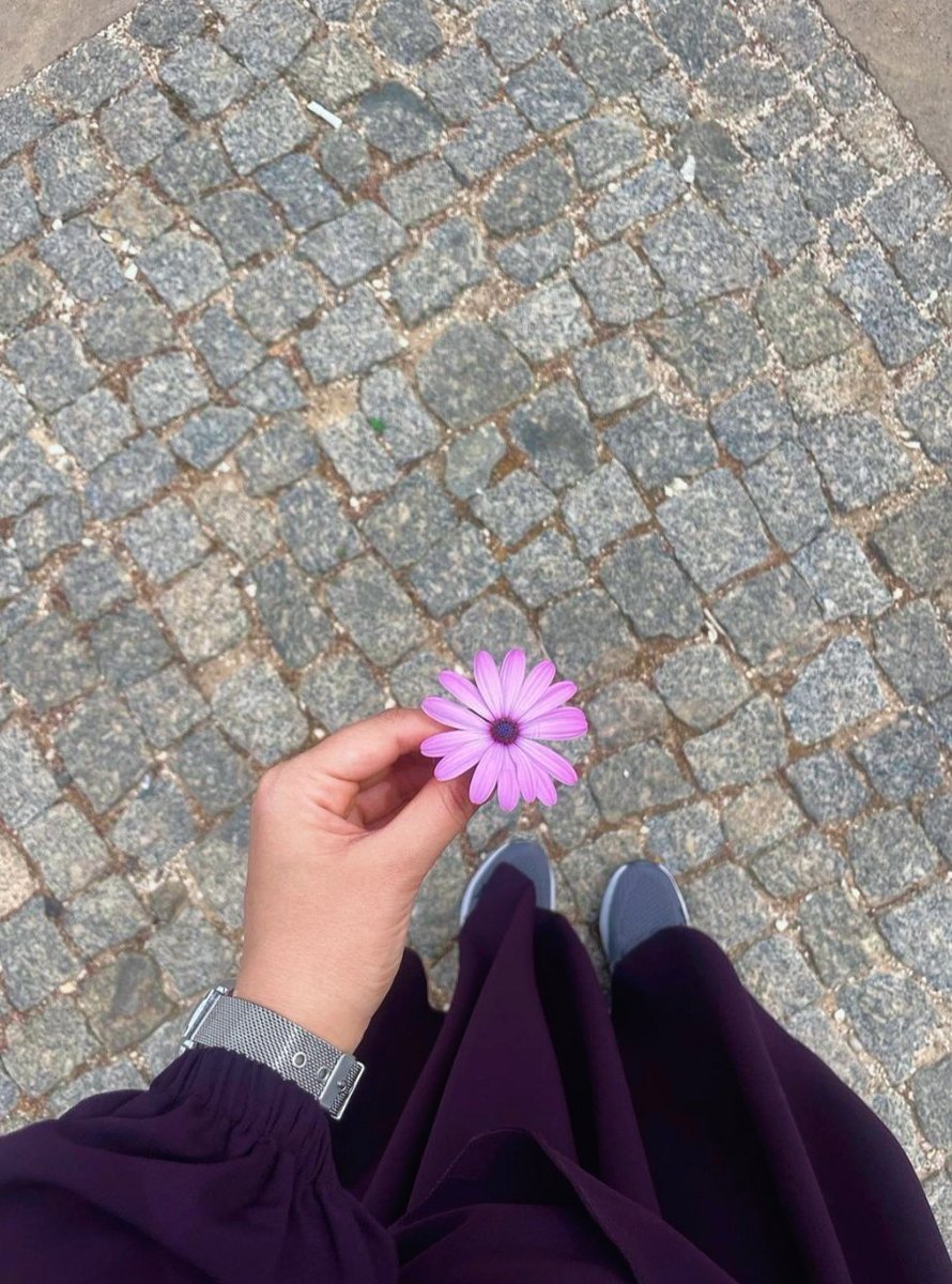 AyseBuluss's tweet photo. Allah'ım üzerime uyuşukluk indiren hüzünden sana sığınırım. İbadetlerimdeki lezzeti kaçıran , beni hüznü zan'dan uzaklaştıran ,senin yazdığın kaderime güvenimin önüne  sis indiren karamsarliktan koru . Nerede olursak olalım , ne yapıyorsak yapalım  gayemiz senin rızan olsun ..💜 https://t.co/wZyH1MubPA
