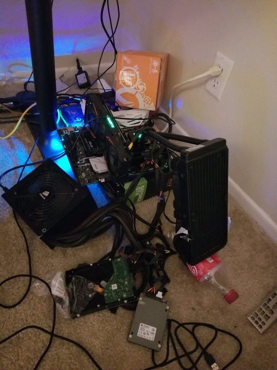 iamjorian's tweet photo. As crypto market don carry all my linen go, I don finally scatter my work station. Bye bye to crypto.  

#stockmarketcrash #TrumpTariffs #LaCasaDeLosFamosoCol #Trump https://t.co/RISoWj6J4u