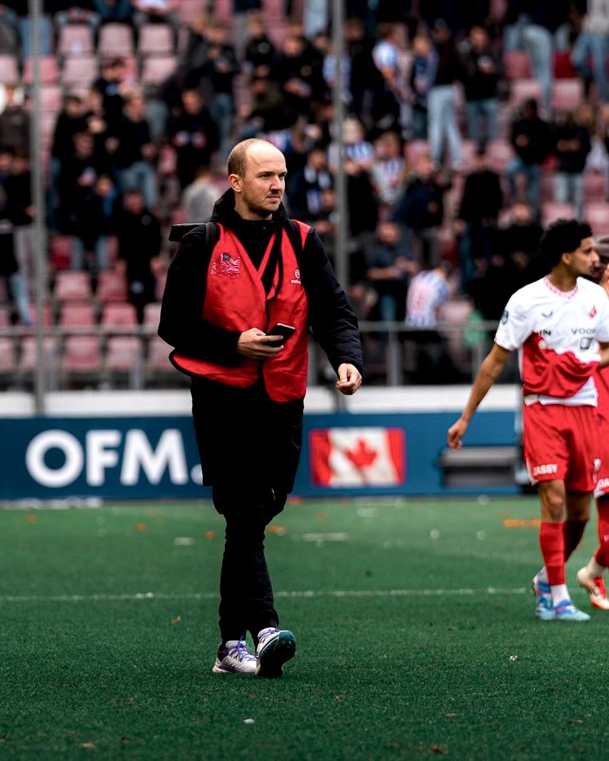 JorisvPeer's tweet photo. 📝 𝗧𝗿𝗮𝗻𝘀𝗳𝗲𝗿

🔴⚪ Dinsdag 22 april trek ik definitief de @fcutrecht deur achter me dicht. Een mooie tweede periode gehad, maar ik ben toe aan een nieuwe stap. 

🔜 In mei begin ik als Employer Branding Content Creator bij Kuehne+Nagel. https://t.co/HFFlmpjbto