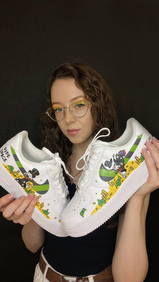 NATY_NFT's tweet photo. Custom handpainted sneakers 
#scroogemcduck https://t.co/4viyuPvSBW