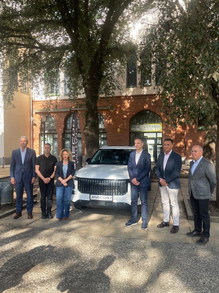 VallescarAuto's tweet photo. #Omoda #Jaecoo #Vallescar patrocina el #Fresc2025! Avui hem assistit a la presentació oficial amb el nostre Gerent David Guzman i el Jaecoo 7. Del 25/06 al 11/07, l'Amfiteatre dels Jardinets s'omplirà de grans artistes. Més info: https://t.co/G4s2ZdD0Go #Sabadell #CulturaIMotor https://t.co/wRPUigG1zi