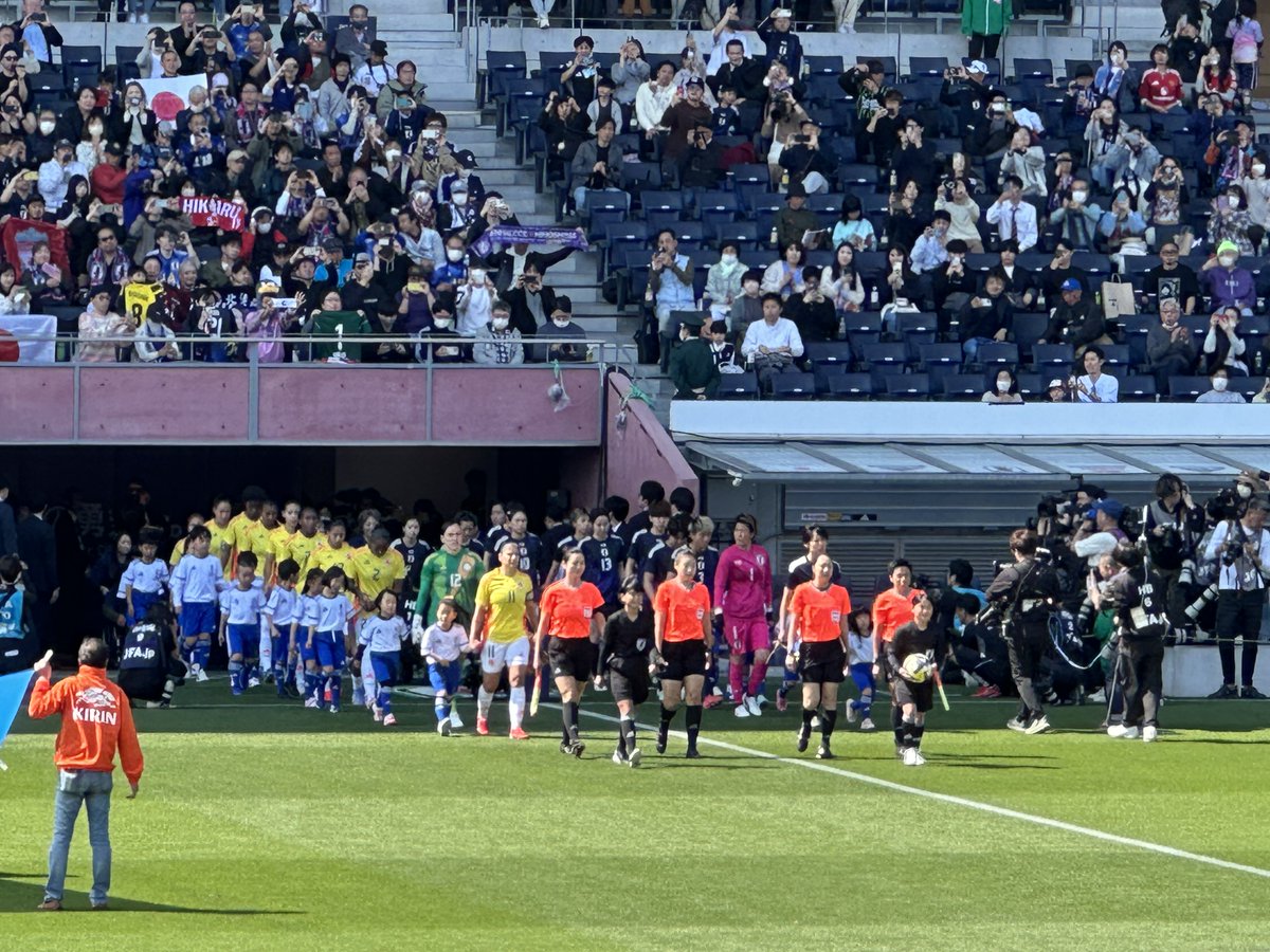 oit_academic's tweet image. 4/6 #大阪市 の #ヨドコウ桜スタジアム にて #なでしこジャパン とコロンビア女子代表との国際親善試合が開催され、視察しました。#ニールセン の新生なでしこ、国内初試合ということで、メッチャ盛り上がっていました。#見るスポーツ も 
#生涯スポーツ の1つの要素として重要です！