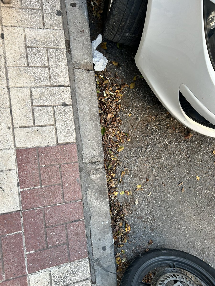 Froggy_83's tweet photo. @LimasamOficial todos los barrios de Málaga somos iguales por lo que la limpieza debería ser igual en todos. Las calles que van desde C/Gaucín a C/Alcalde José M de Llanos dan vergüenza https://t.co/unuw1hKqZn