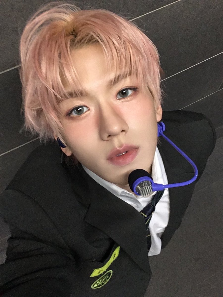 NewBeat_twt's tweet photo. [#홍민성]

응원법이 점점 커지던데… 무슨 일...?
내일도 기대할게요!
기특하니까 선물로 검머사진~🐰 https://t.co/EzN7rWCDVg