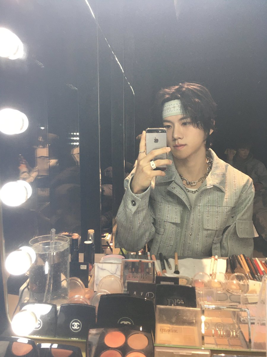 NewBeat_twt's tweet photo. [#홍민성]

응원법이 점점 커지던데… 무슨 일...?
내일도 기대할게요!
기특하니까 선물로 검머사진~🐰 https://t.co/EzN7rWCDVg
