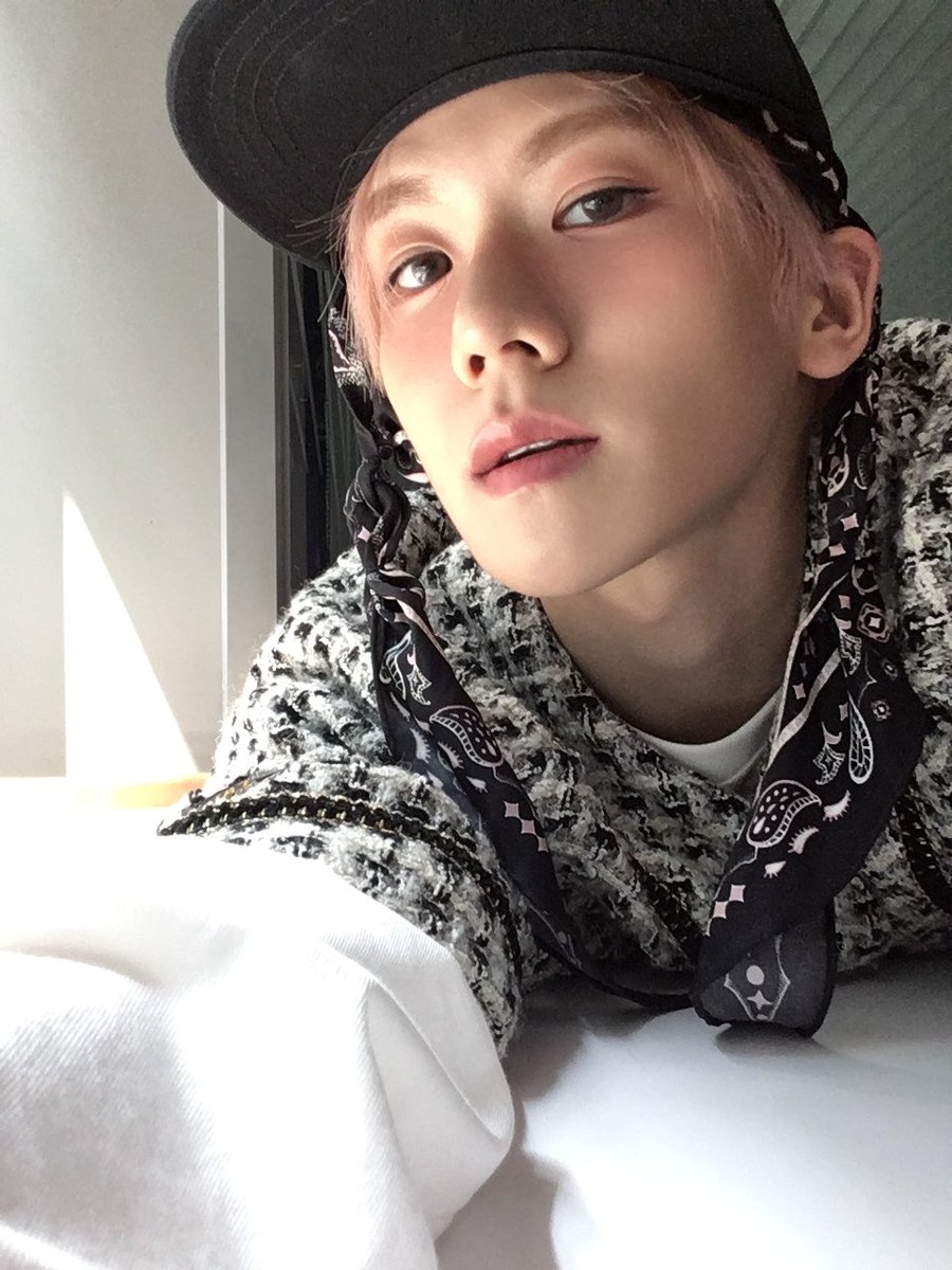 NewBeat_twt's tweet photo. [#홍민성]

응원법이 점점 커지던데… 무슨 일...?
내일도 기대할게요!
기특하니까 선물로 검머사진~🐰 https://t.co/EzN7rWCDVg