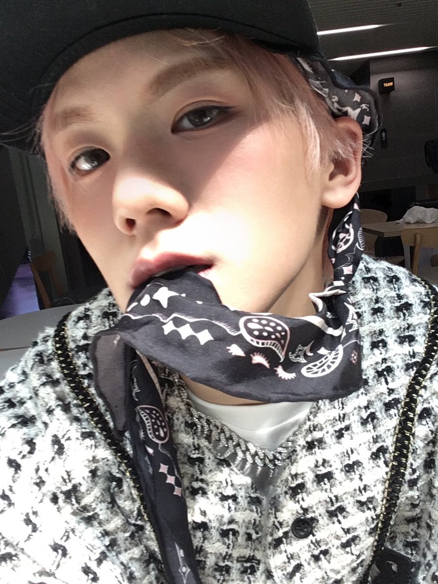 NewBeat_twt's tweet photo. [#홍민성]

응원법이 점점 커지던데… 무슨 일...?
내일도 기대할게요!
기특하니까 선물로 검머사진~🐰 https://t.co/EzN7rWCDVg