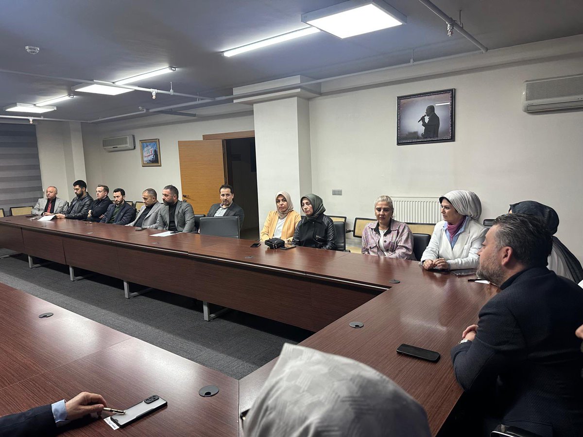 SelcukMelekogl1's tweet photo. Yönetim Kurulu Üyelerimizin katılımıyla Haftalık Olağan Yönetim Kurulu Toplantımızı gerçekleştirdik. Alınan kararların hayırlara vesile olmasını temenni ediyoruz.

#SevdamızKocasinan https://t.co/3yXlsHOoSy
