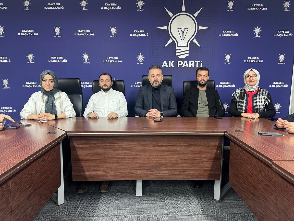 SelcukMelekogl1's tweet photo. Yönetim Kurulu Üyelerimizin katılımıyla Haftalık Olağan Yönetim Kurulu Toplantımızı gerçekleştirdik. Alınan kararların hayırlara vesile olmasını temenni ediyoruz.

#SevdamızKocasinan https://t.co/3yXlsHOoSy