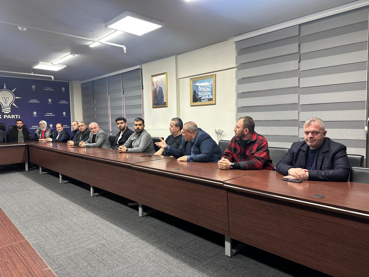 SelcukMelekogl1's tweet photo. Yönetim Kurulu Üyelerimizin katılımıyla Haftalık Olağan Yönetim Kurulu Toplantımızı gerçekleştirdik. Alınan kararların hayırlara vesile olmasını temenni ediyoruz.

#SevdamızKocasinan https://t.co/3yXlsHOoSy
