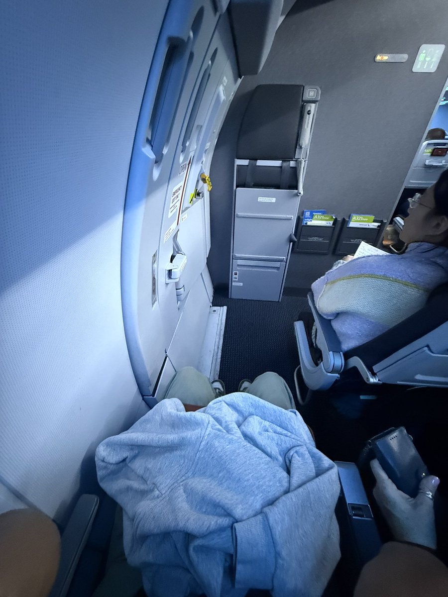 RehanAckrim's tweet photo. Seat 28a 🙌🏾🙌🏾 https://t.co/Ah8NgGc8B0