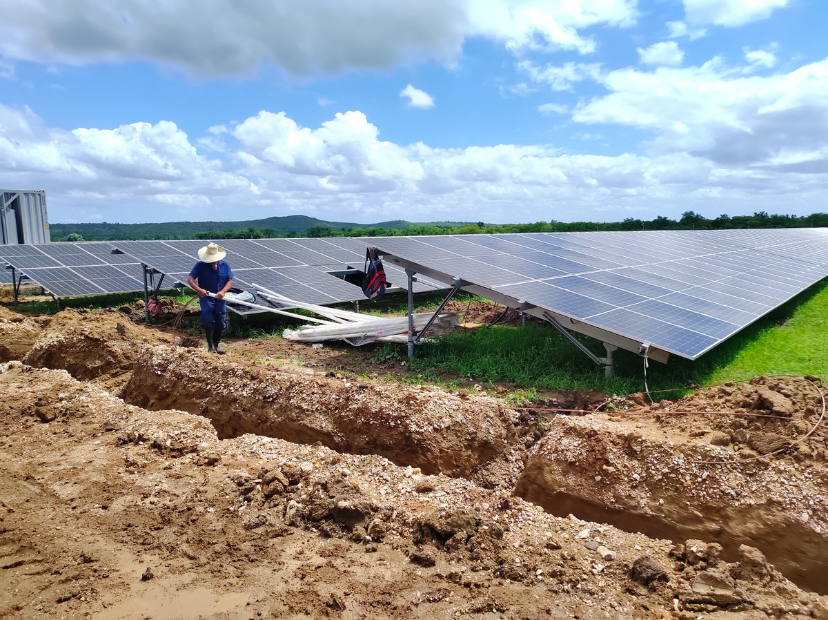ElectricaStgo's tweet photo. 📌Las labores constructivas en el Parque Solar Las Guásimas no cesan. En esta última etapa se trabaja en el zanjeado del parque. 
#EmpresaElectricaStgo #SantiagoDeCuba https://t.co/RcYhjGPFF1