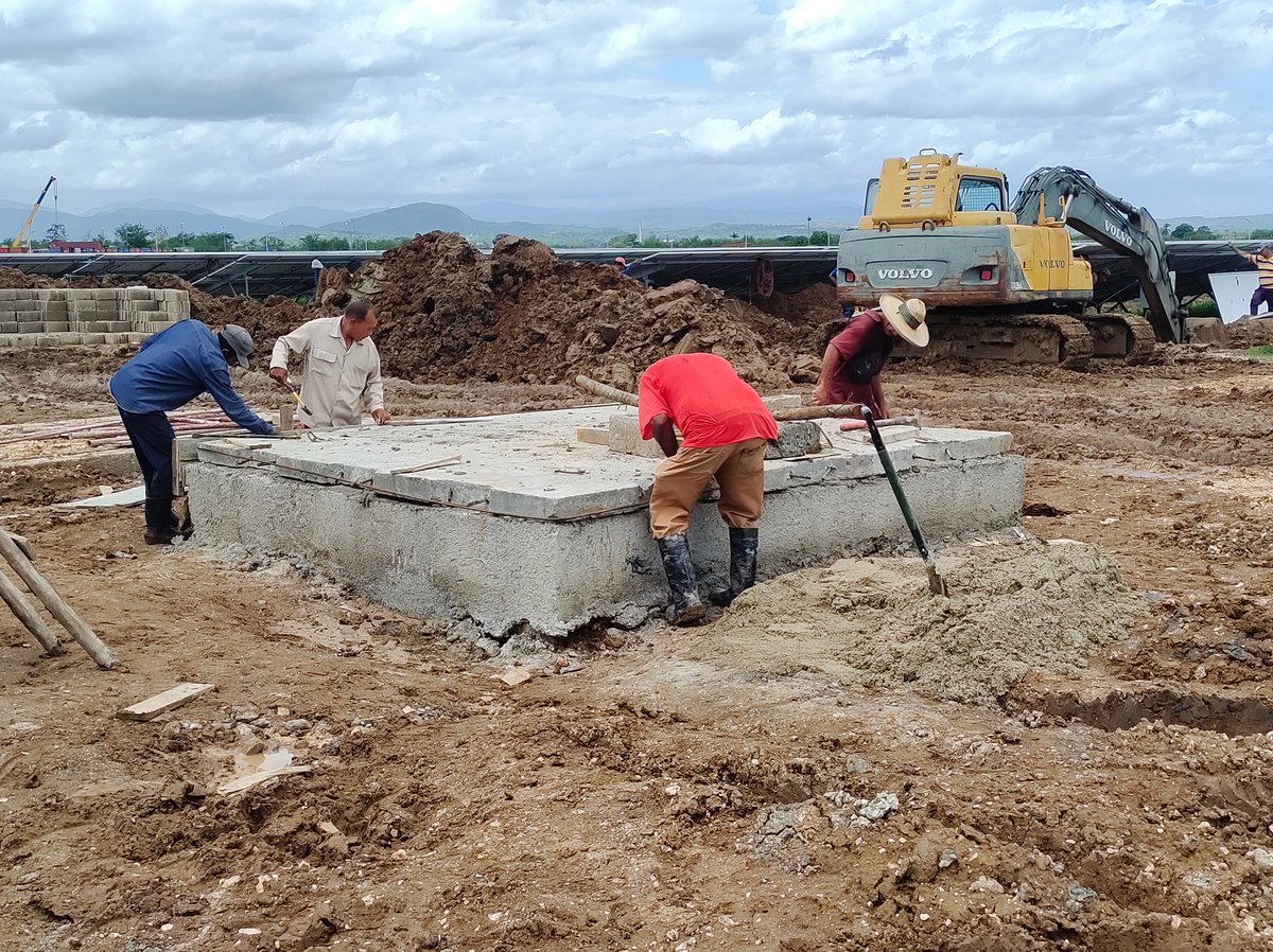 ElectricaStgo's tweet photo. 📌Las labores constructivas en el Parque Solar Las Guásimas no cesan. En esta última etapa se trabaja en el zanjeado del parque. 
#EmpresaElectricaStgo #SantiagoDeCuba https://t.co/RcYhjGPFF1