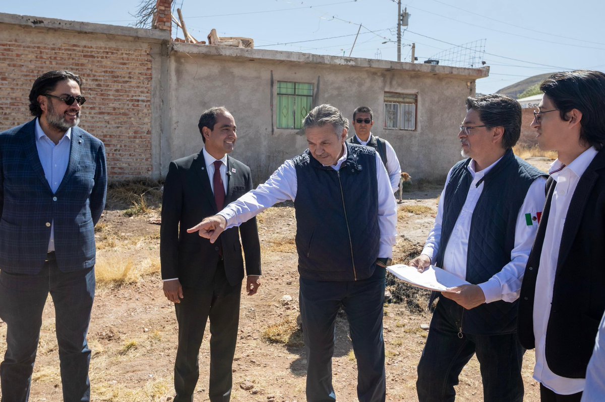 OctavioRomero_O's tweet photo. Durante nuestra visita a Zacatecas, recorrimos el Centro de Servicio del @Infonavit para conversar con personas beneficiadas por el programa Mejoravit solo para ti y por el Programa de congelamiento de créditos, impulsados por la Presidenta @Claudiashein. 

También nos reunimos con el equipo de la delegación regional para supervisar la estrategia implementada para agilizar la atención directa y el combate al coyotaje, para proteger el patrimonio de las personas trabajadoras.

Más tarde, firmamos un convenio con el gobernador @DavidMonrealA, presidentes municipales y representantes de @SEDATU_mx, @Conavi_mx e @INSUS_Oficial para implementar el programa #ViviendaParaElBienestar en el estado, que contempla la construcción de viviendas de 60 metros cuadrados y áreas verdes para los derechohabientes que ganan entre uno y dos salarios mínimos.

Además, visitamos el municipio de Guadalupe, donde recorrimos, junto al presidente municipal @ChepeSaldivar y Luz Eugenia Pérez Haro, secretaria de Desarrollo Urbano, Vivienda y Ordenamiento Territorial del estado, uno de los predios donde iniciaremos la edificación de las primeras 200 viviendas.  

Finalmente, en compañía de la titular de la @SeduvotZac conversamos con desarrolladores y constructores de la Canadevi y la CMIC para explicarles cómo sumarse al programa de la Presidenta, con el objetivo de reducir el rezago en vivienda social y activar la economía local.

#2doPiso4T #InfonavitConstructor